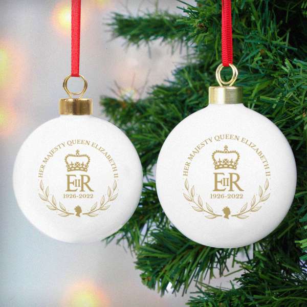 Modal Additional Images for Personalised Queens Commemorative Wreath Bauble